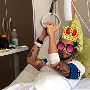 Marco Carta, la foto per i fan dall'ospedale: "Vi saluto tanto"