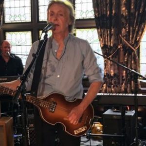 Paul McCartney torna a Liverpool, concerto a sorpresa al pub