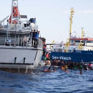 Nave militare Usa salva 40 migranti nel Mediterraneo, ma non ha le celle frigorifere: 12 cadaveri in mare