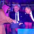 YOUTUBE Putin consola principe saudita con stretta di mano: video virale sul web per faccia di Infantino