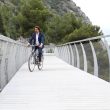 Lago di Garda, inaugurata la pista ciclabile sospesa sull'acqua