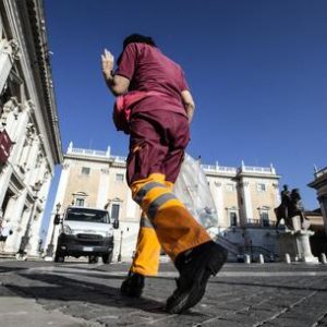 Ama Roma, i premi anti-assenteismo: netturbini pagati per non ammalarsi (non fingere di ammalarsi)