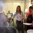 Maria Elena Boschi griglia la carne alla Festa dell'Unità