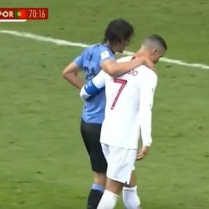 YOUTUBE Mondiale 2018, Cavani si infortuna. E Cristiano Ronaldo lo accompagna fuori dal campo