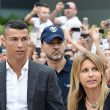 Ronaldo: abbraccio tifosi al JMedical, firma primi autografi