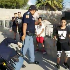 Texas, poliziotti armati contro ragazzini: video denuncia