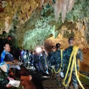 Thailandia, fallito il tentativo di trivellare il cunicolo. Unica via d'uscita le gallerie nella grotta. Soccorritori pompano ossigeno