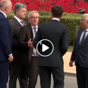 Juncker barcolla al vertice Nato. Il video è virale: "E' ubriaco". Ma era la sciatica