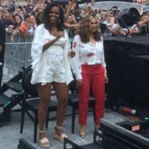 Michelle Obama balla in shorts al concerto di Beyoncé