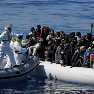 Migranti, Ue pronta a offrire 6mila euro per ogni accolto