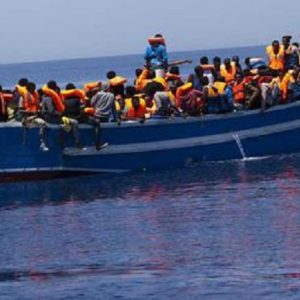 Migranti, la soluzione finale: richieste di asilo senza mettere piede in Europa
