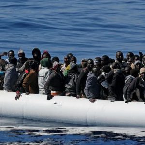 Migranti, primo respingimento in mare di una nave italiana: Asso 28 soccorre e poi riporta in Libia