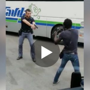 Milano, nigeriano minaccia passanti col coltello: l'arresto in diretta VIDEO