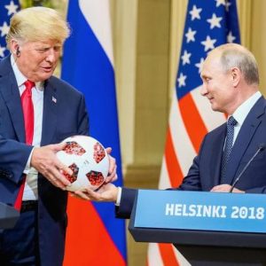 Pallone-spia alla Casa Bianca? Dubbi sul chip nel regalo di Putin a Trump