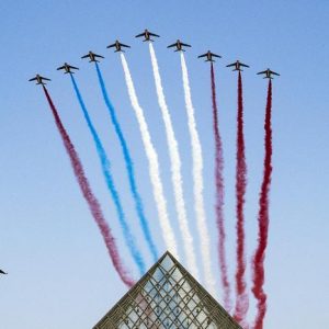 Francia, parata del 14 luglio con gaffe: due moto si scontrano, la pattuglia acrobatica sbaglia il tricolore