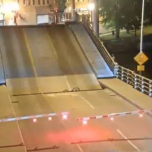 Ponte mobile si apre: 37enne cade nel fiume con la sua biciclietta