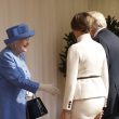 Trump dalla regina Elisabetta: in ritardo e niente inchino. Inglesi indignati 2