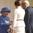 Trump dalla regina Elisabetta: in ritardo e niente inchino. Inglesi indignati 3