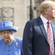 Trump dalla regina Elisabetta: in ritardo e niente inchino. Inglesi indignati 4
