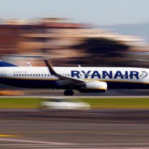 Ryanair, cala la pressione a bordo: 33 passeggeri ricoverati dopo atterraggio d'emergenza
