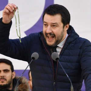 Salvini fra Vangelo e Rosario ignora la carità e le origini arabe del Tasbeeh