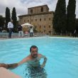 Salvini nuota nella piscina