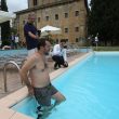 Salvini, bagno in costume e cuffia nella piscina