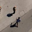 YOUTUBE Torino, italiano armato in strada minaccia uomo di colore: "Vieni qua, ti sparo come i cani"02