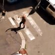 YOUTUBE Torino, italiano armato in strada minaccia uomo di colore: "Vieni qua, ti sparo come i cani"03