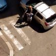 YOUTUBE Torino, italiano armato in strada minaccia uomo di colore: "Vieni qua, ti sparo come i cani"04