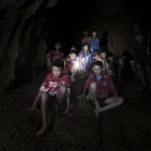 Thailandia, i baby calciatori ancora nella grotta: lunedì arrivano i monsoni. "Chi è pronto, esce prima"