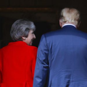 Trump da May: prima minaccia "accordi a rischio", poi parla di "relazioni mai così buone"
