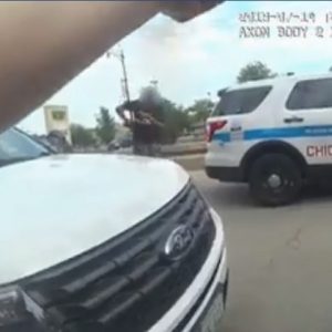 Chicago, l'uomo ucciso dalla polizia era armato: la prova in un video