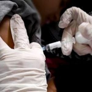 Vaccini, la legge M5s-No vax: quarantena per i bambini vaccinati perché contagiosi