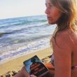 Maria Elena Boschi, bikini al mare in Toscana. E quel libro... FOTO