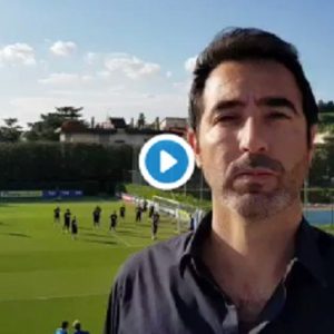 Rai, Alessandro Antinelli sfiorato da una pallonata a Coverciano VIDEO