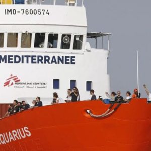 Aquarius verso Marsiglia ma la Francia di Macron chiude i porti: "Tocca all'Italia"