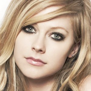 Avril Lavigne, il ritorno dopo la malattia di Lyme. "Mi ero abituata alla morte"