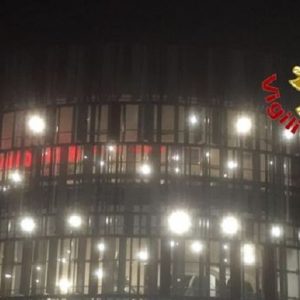 Sesto San Giovanni (Milano), si arrampica per gioco sul tetto del centro commerciale e cade: muore 15enne