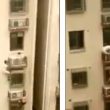 Cina, bambina intrappolata sulla facciata del palazzo: passanti si arrampicano e la salvano