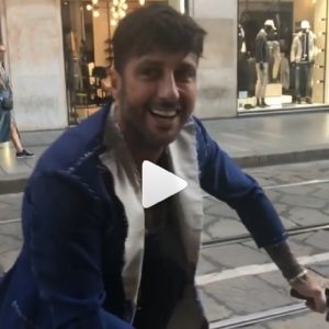 Fabrizio Corona cade dalla bici a Milano