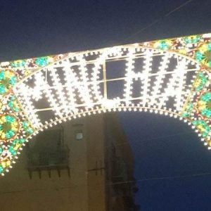 Palermo, brilla sulla luminaria della Biennale la scritta "minchia". Arte o volgarità?