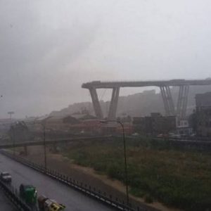 Genova e il ponte maledetto. Sarà ricostruito? Mani man... Lacrime per i morti e angoscia per il domani (foto Ansa)