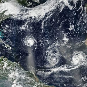 Uragano Florence spaventa gli Usa: è "il peggiore degli ultimi 60 anni". Aereo nell'occhio della tempesta VIDEO