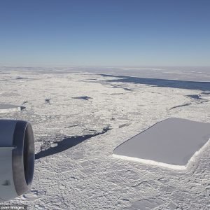 Antartide, emerge un altro iceberg tabulare: la FOTO della NASA