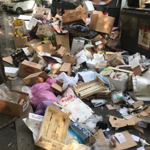 Roma Prati, la FOTO della vergogna: rifiuti sul marciapiede, quasi non si cammina