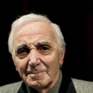 Charles Aznavour è morto: il cantautore francese aveva 94 anni