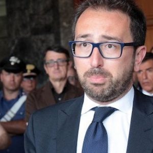 Bonafede firma 9 autorizzazioni per vilipendio: ci sono anche Grillo, Salvini, Di Battista padre e Carlo Sibilia