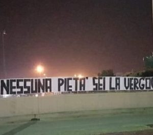 Stefano Cucchi, lo striscione dei tifosi del Brindisi contro il carabiniere che ha confessato il pestaggio FOTO