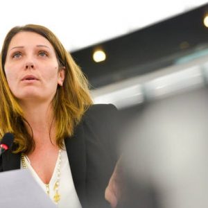 Daniela Aiuto, l'europarlamentare lascia M5S. "La Casaleggio controlla le nostre vite"